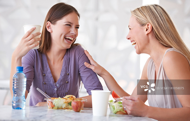 午餐期间的闲聊时光图片素材