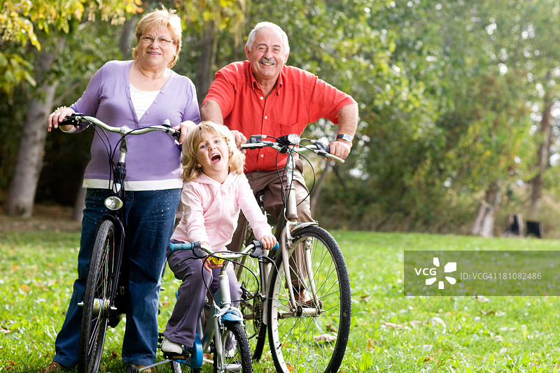 和爷爷奶奶一起学习图片素材