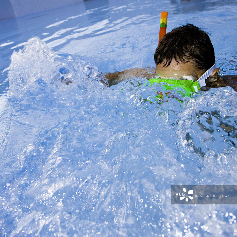 在游泳池中浮潜图片素材