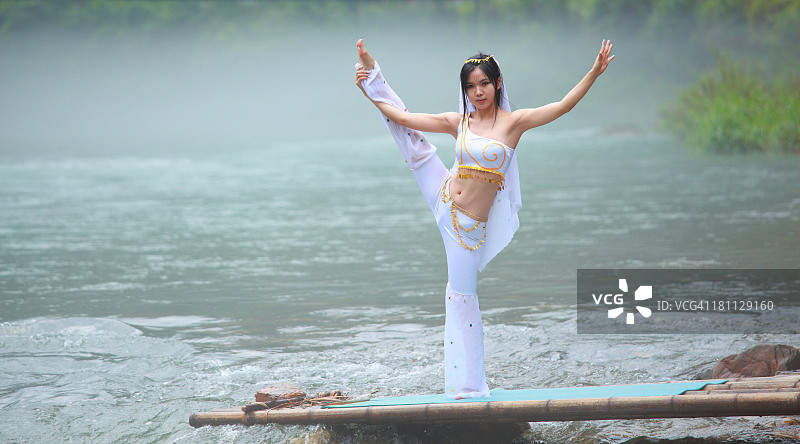 年轻女子练习瑜伽图片素材