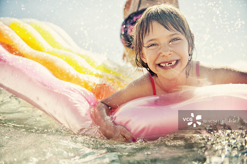 小女孩在海里玩耍图片素材