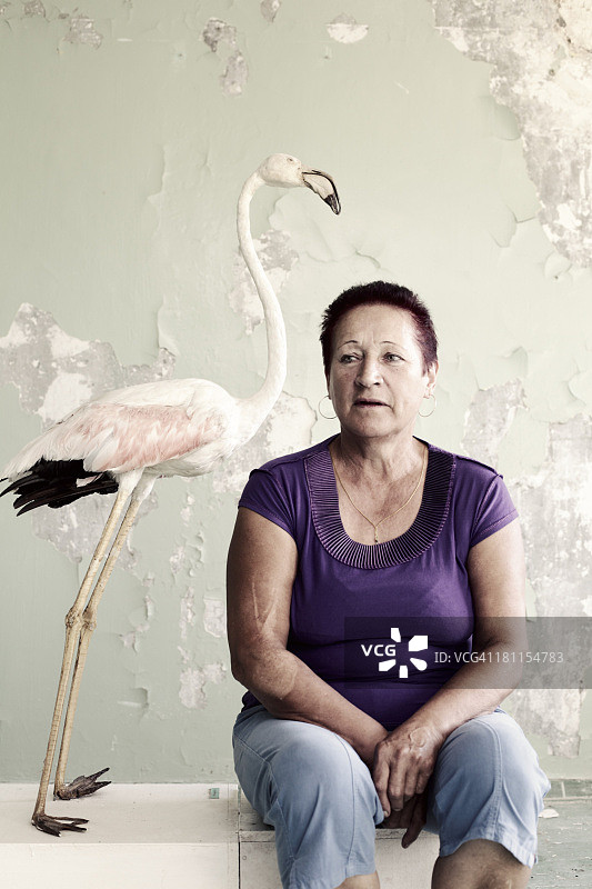 女子与填充鸟的肖像图片素材