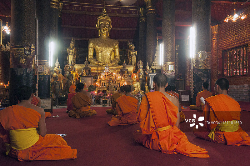 寺庙内部的佛像与僧侣图片素材