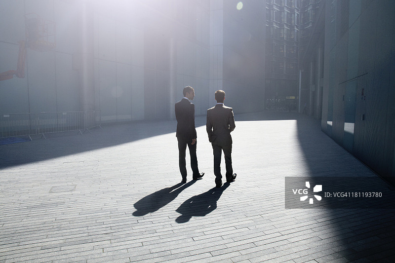 两位在城市中行走的商人图片素材