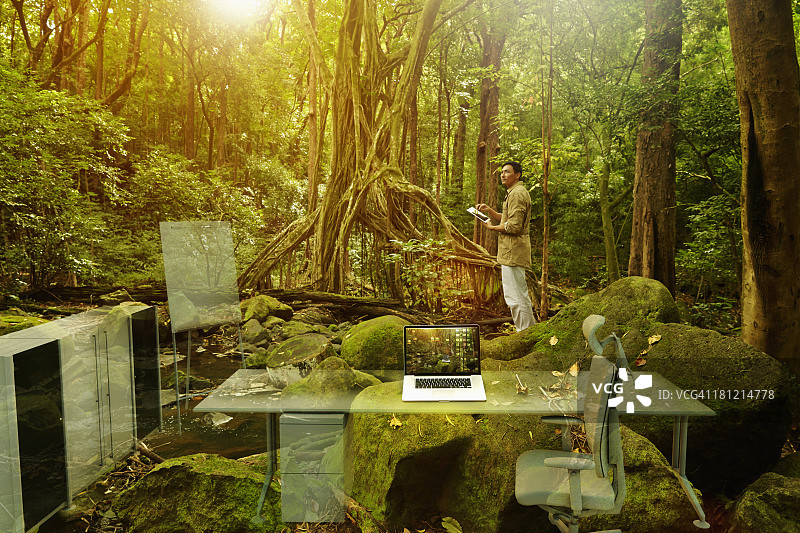 亚洲研究员想象丛林中的实验室图片素材
