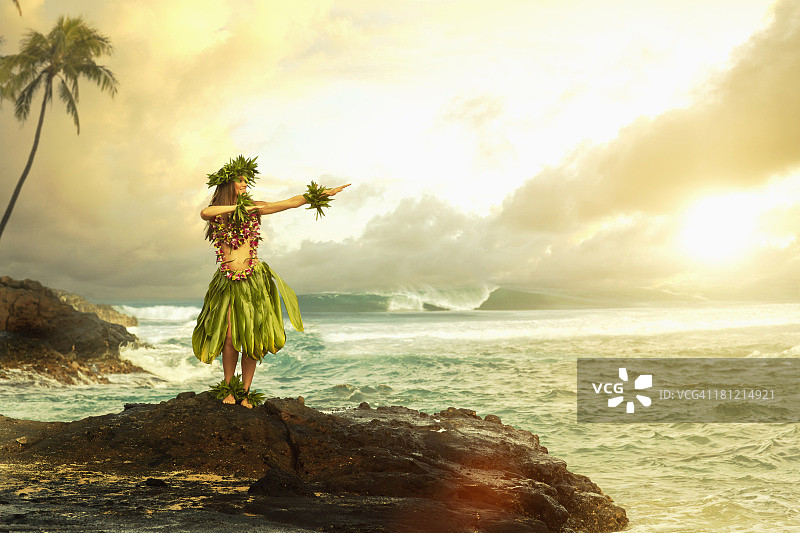 在 rocky 海滩上表演传统舞蹈的太平洋岛屿妇女图片素材