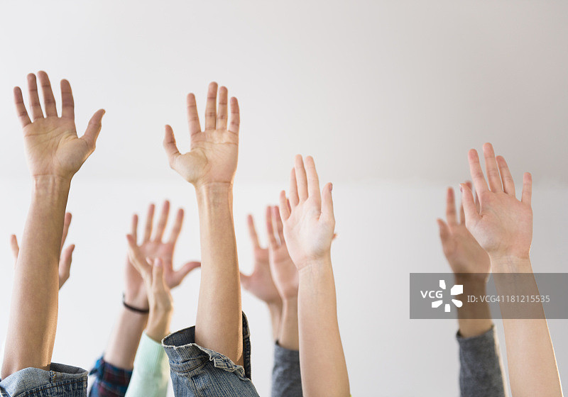 人们举起的手图片素材
