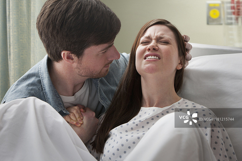 白人男子帮助女友分娩图片素材