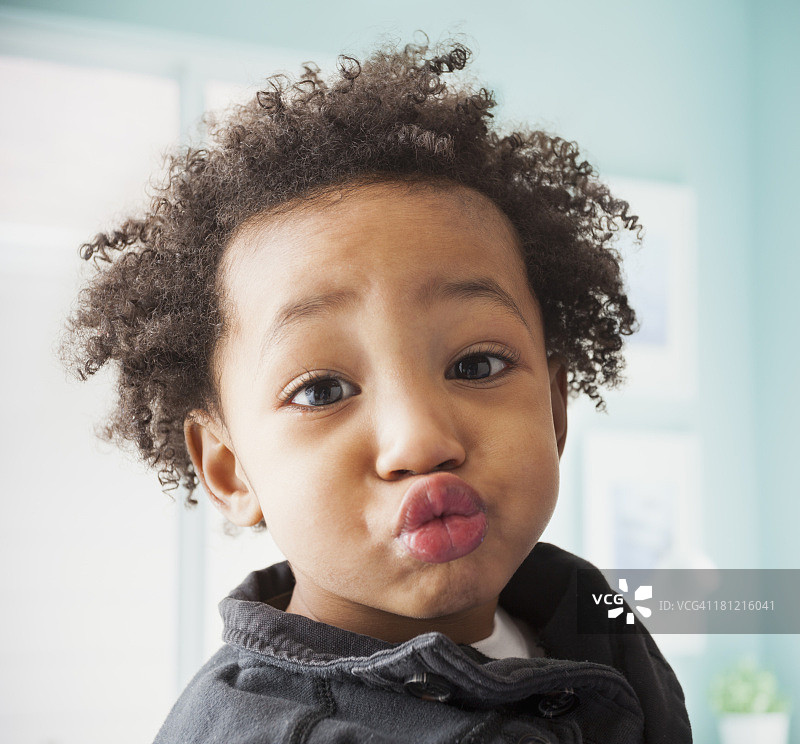 混血男孩的脸部特写图片素材