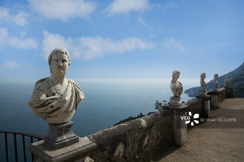 意大利拉韦洛辛博内别墅花园,阿马尔菲海岸的无限露台上的罗马雕像,俯瞰阿特拉尼图片素材