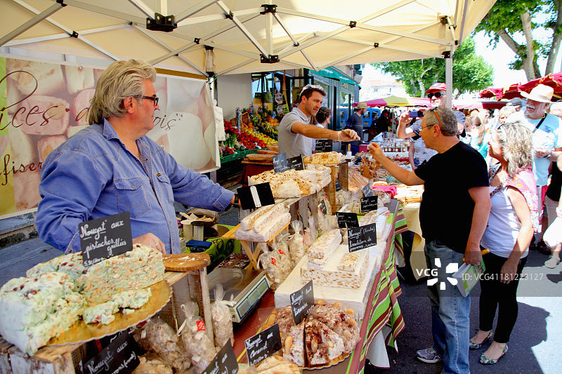 法国圣雷米普罗旺斯每周食品市场图片素材