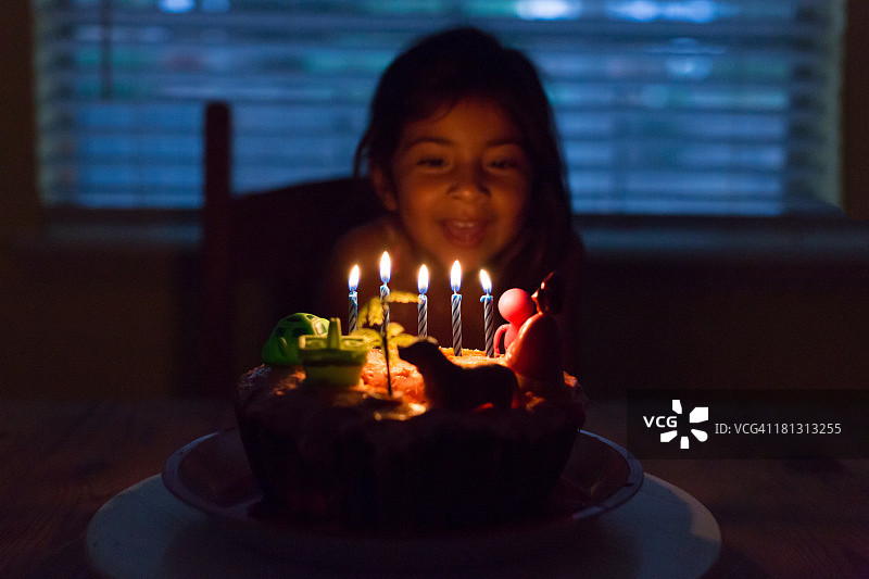 女孩拿着装饰精美的生日蛋糕图片素材
