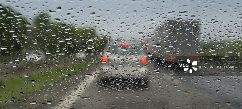 雨中交通拥堵图片素材