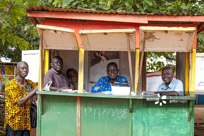 售卖彩票的男人图片素材