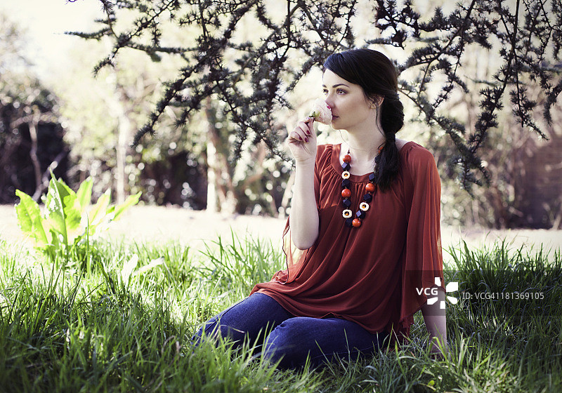 花点时间闻闻花香图片素材