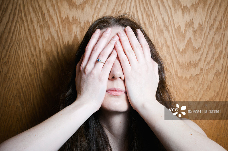 用手捂住眼睛的女孩图片素材