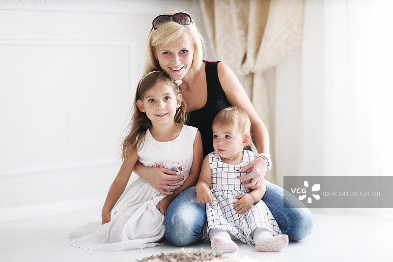 与两个小女儿的家庭合影图片素材