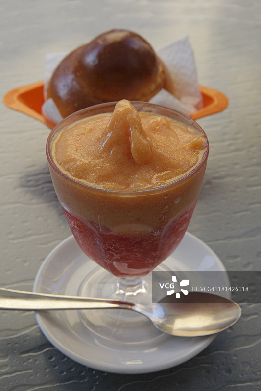 草莓桃子风味冰沙图片素材