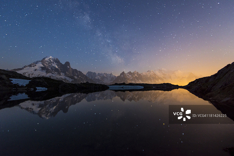 阿尔卑斯山切瑟里湖夜景图片素材