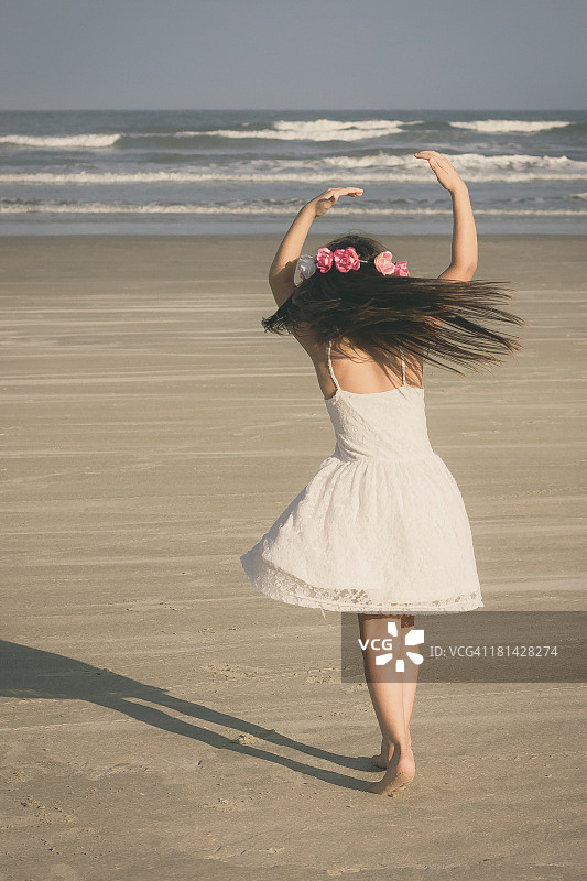 芭蕾舞者在海滩旋转图片素材
