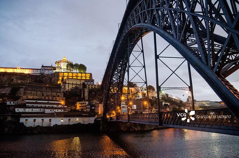 波尔图路易斯一世大桥的黄昏图片素材