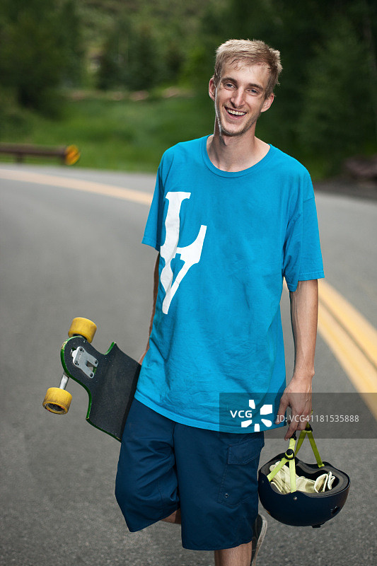 正在欢笑的长板滑板爱好者图片素材