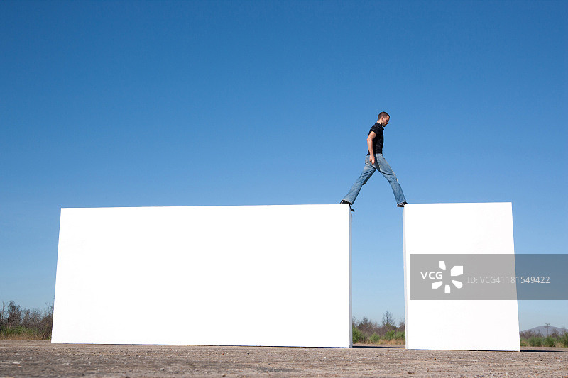 在户外砖块上行走的男人图片素材