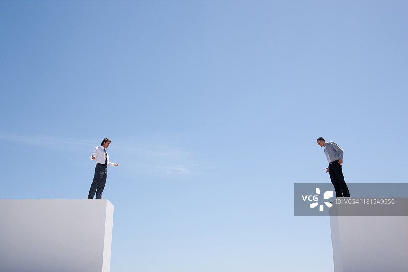 商人站在墙上往下看图片素材