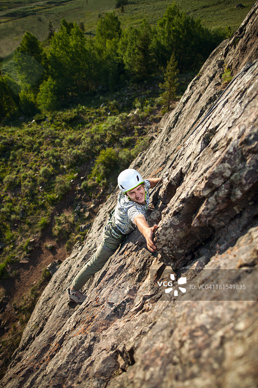 男子在野外攀岩图片素材