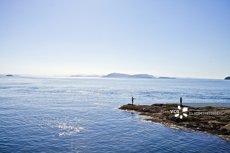 两名男子站在圣胡安岛的某个地点图片素材