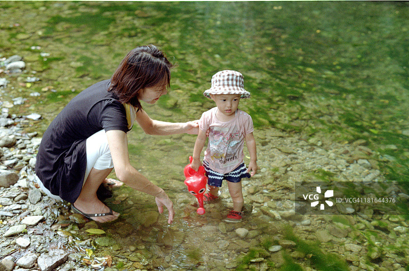 在河边玩耍的母子图片素材