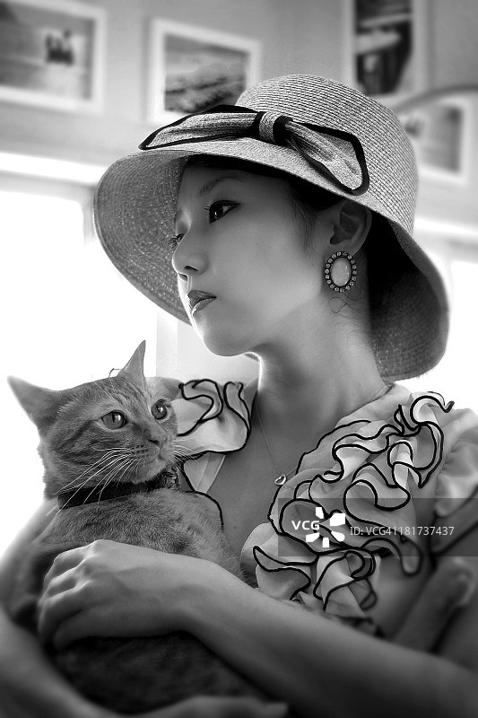 女人抱着一只猫图片素材
