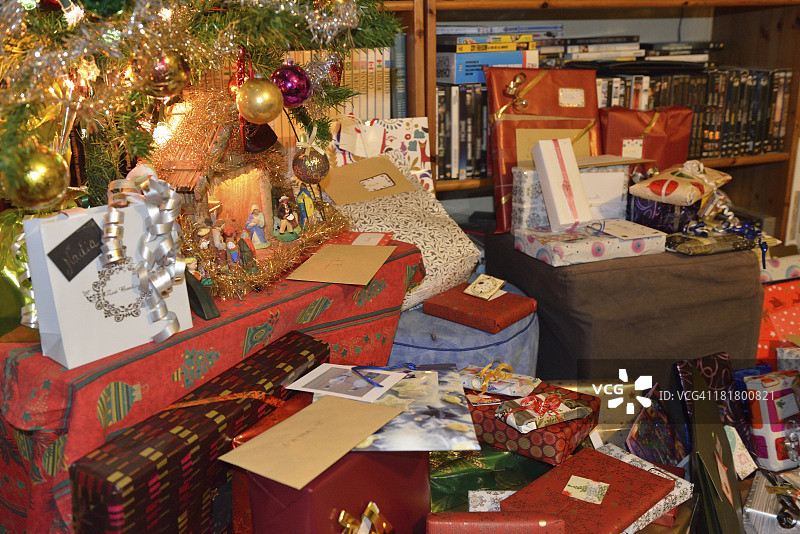 客厅圣诞树旁的礼品盒图片素材