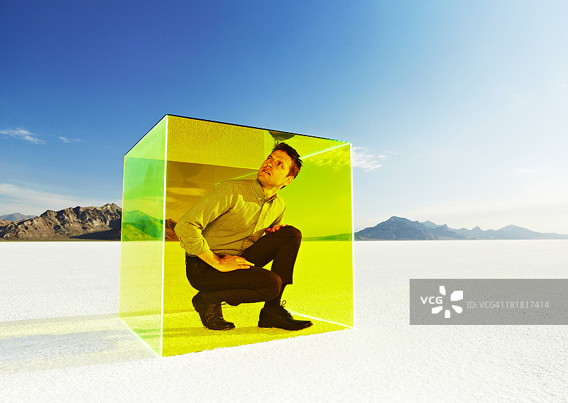被困在盐滩盒子里的男人图片素材