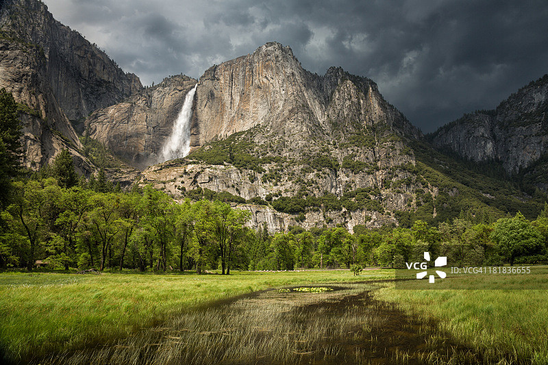 阴天下的优胜美地瀑布和绿色草地图片素材