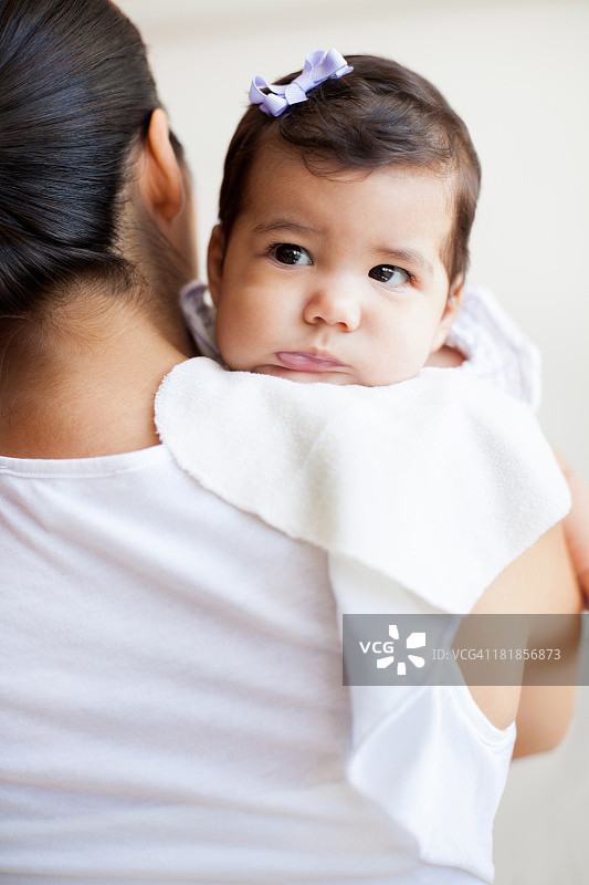 母亲抱着她的宝宝图片素材