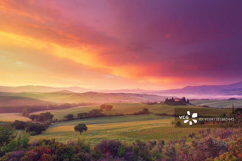托斯卡纳黎明时分的农场图片素材