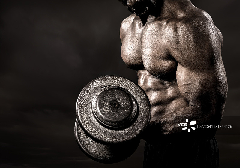 健美运动员进行力量举弯举图片素材