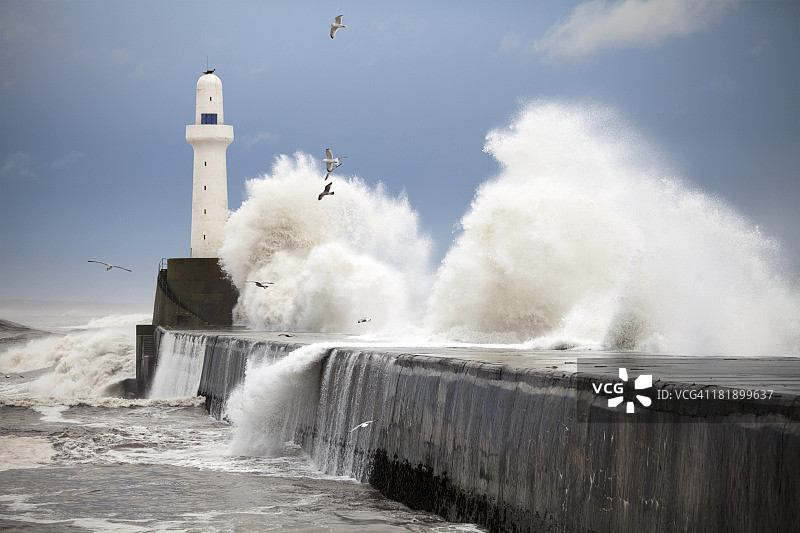 苏格兰阿伯丁港口防波堤上的风暴海浪图片素材