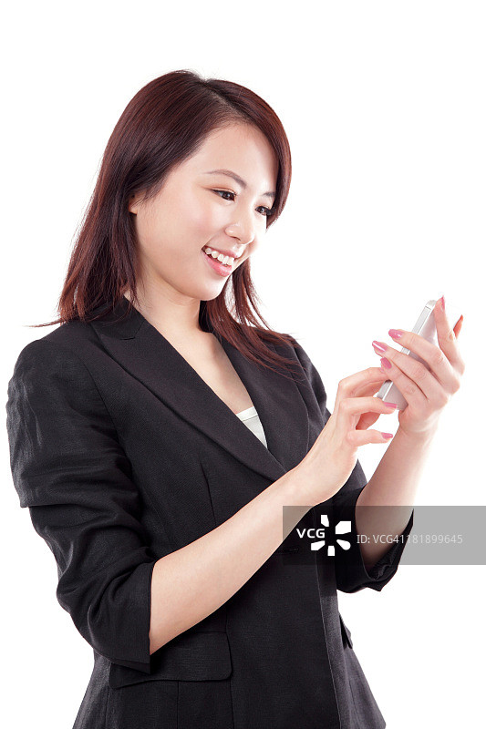 在白色背景上使用智能手机微笑的中国女商人图片素材