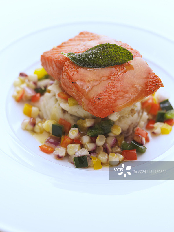 烤大蒜红皮土豆泥配三文鱼和玉米杂烩图片素材