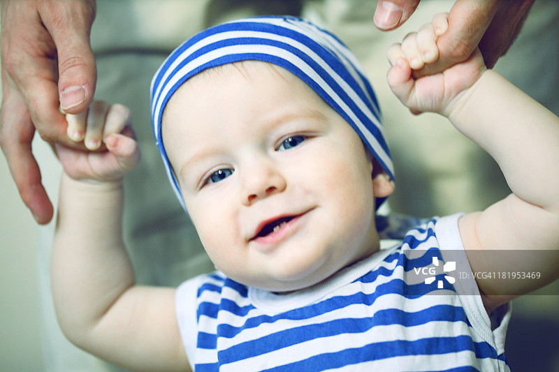 穿着海军风服装的可爱男婴图片素材