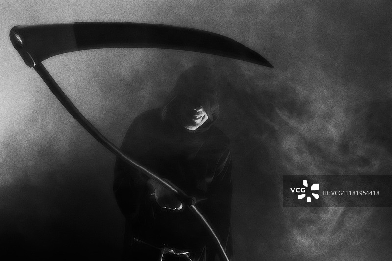 手持镰刀的死神先生图片素材