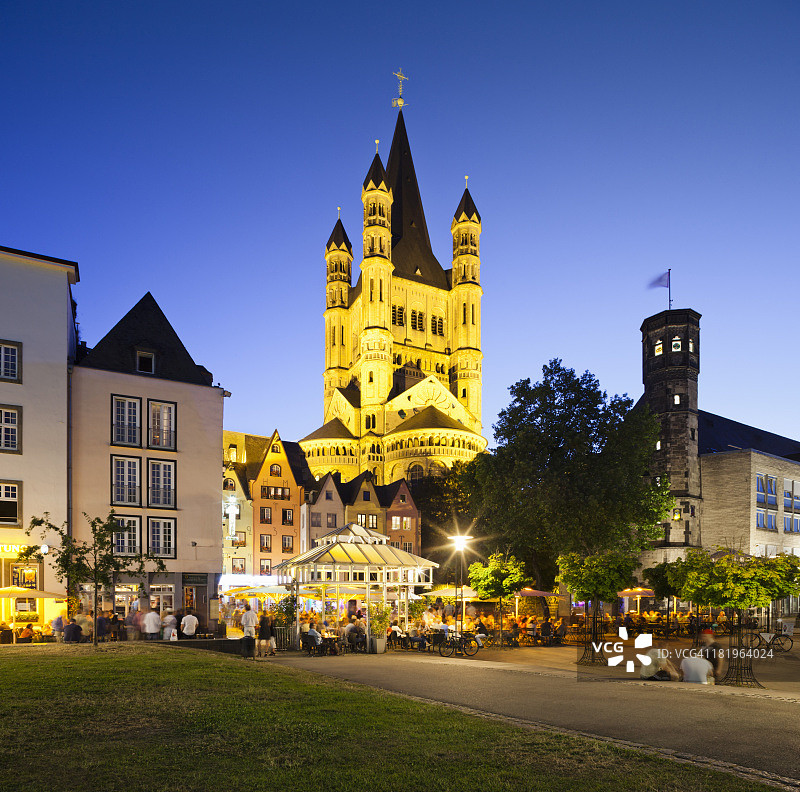 黄昏时分的圣马丁大教堂图片素材