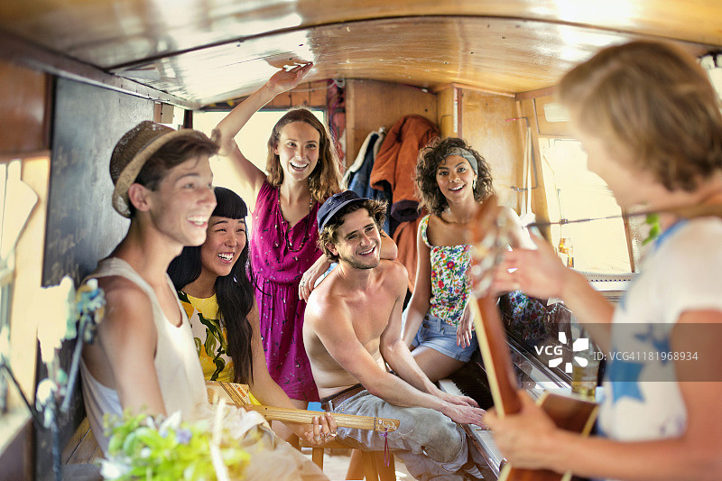 在运河船上的年轻人聚会图片素材