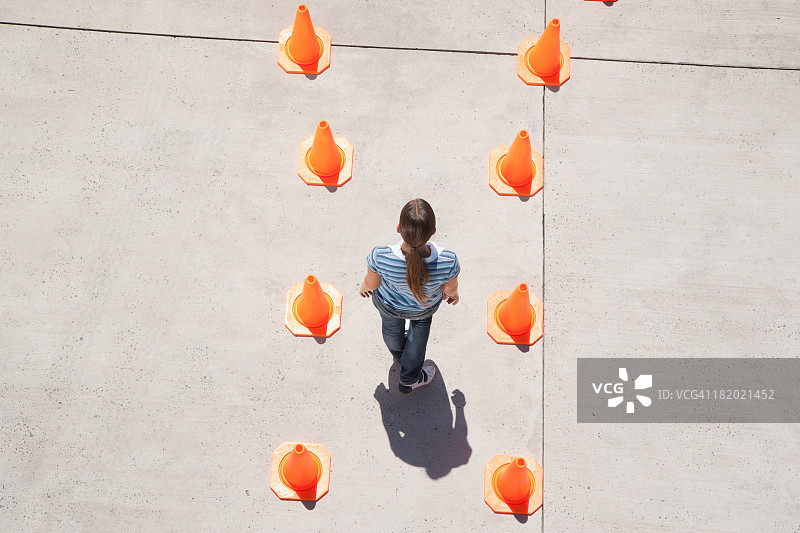 站在一排排交通锥之间的女人图片素材