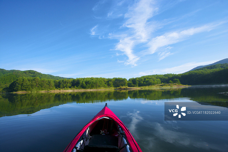 独木舟和湖图片素材