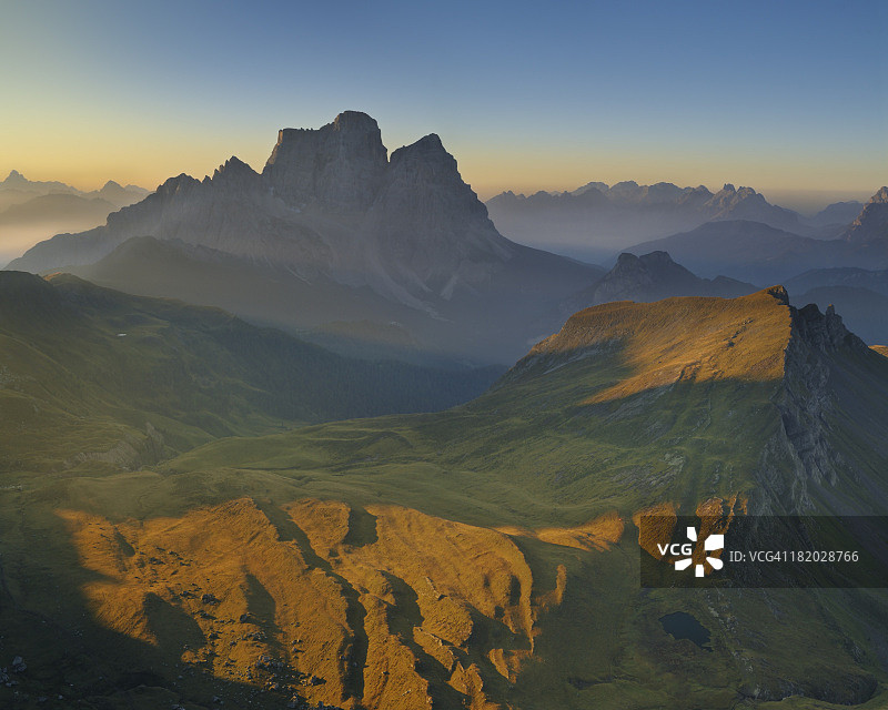 黎明时分的佩尔莫山（多洛米蒂-意大利）图片素材
