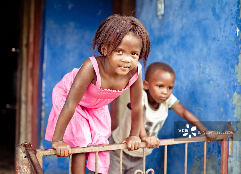 南非乡村的两个可爱的科萨族儿童图片素材