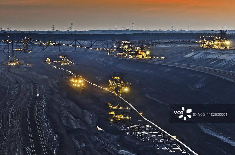 夜间褐煤露天采矿图片素材